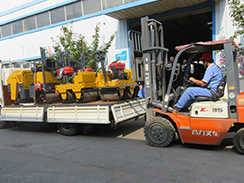 福瑞得機(jī)械4臺(tái)小型壓路機(jī)裝車發(fā)往河南。